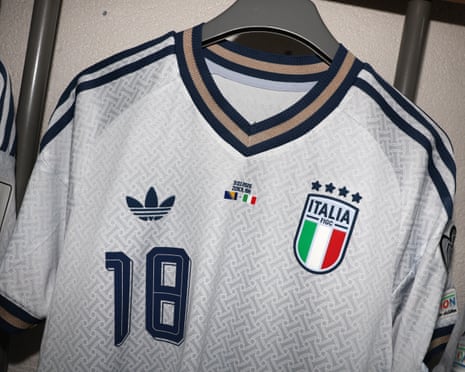 ... और जब हम इस विषय पर बात कर रहे हैं, तो जर्मनी को भी नाइके का पक्ष नहीं लेना चाहिए।