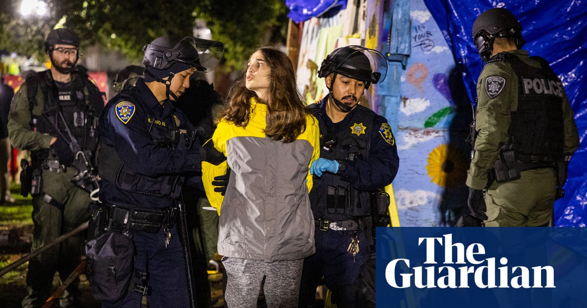 При последната стъпка на Калифорнийския университет Бъркли правоприлагащите органи арестуваха