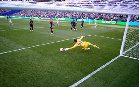 Romelu Lukaku scores their fourth goal past Matt Freese