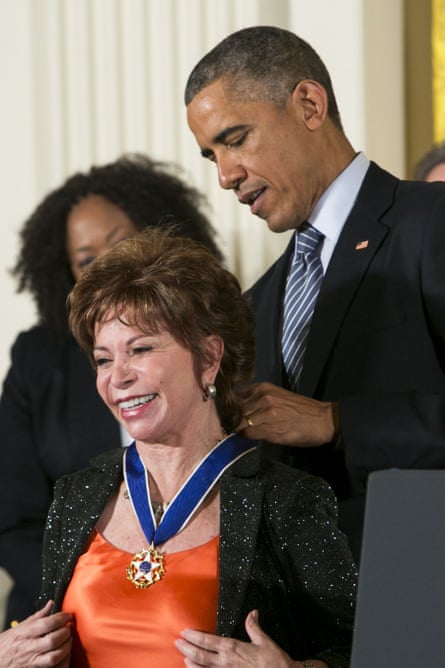 Barack Obama awards Isabel Allende the presidential medal of freedom in 2014.