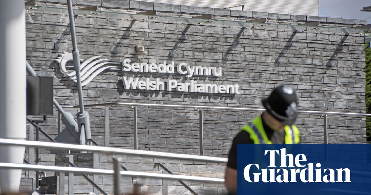 Senedd committee backs four-day working week trial in Wales