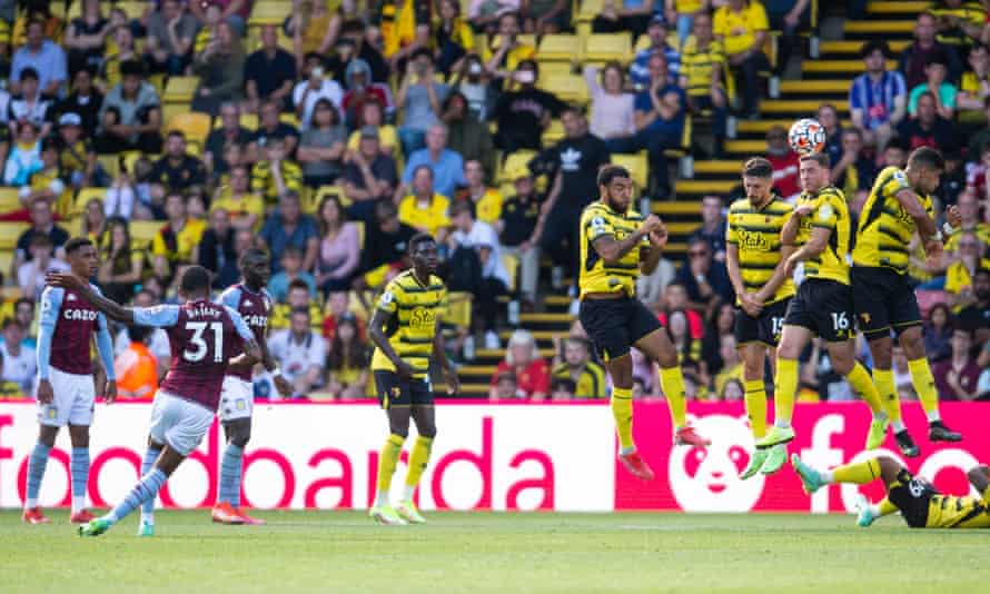 Bailey sa počas svojho debutu v Premier League v drese Aston Villy pokúsil o priamy kop, keď po prehre 3: 2 vo Watforde nastúpil ako náhradník.