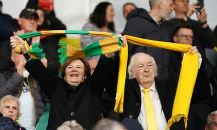 Delia Smith, kiri, pada pertandingan di Carrow Road, Norwich, pada bulan April.