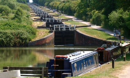 Caen Hill Locks on the Kennet and Avon Canal, Devizes, Wiltshire, UK