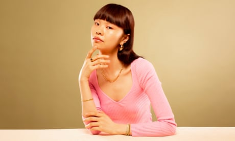 تاپ رستوران: عكاس: تام جي جانسون مدلدهي: ملاني ويلكينسون مو و آرايش: كارول مورلي در كارول هيز مديريت مدل: لين ژانگ در بادي لندن تاپ، رزرو.com گوشواره، گردنبند boden.co.uk، دستبند و انگشتر حلقهدار، همه دستبند زنجير طلا crystalhazejewelry.com mejuri.com