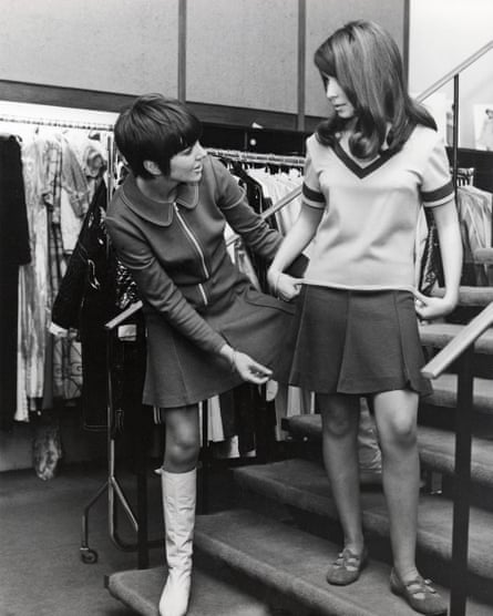 Мэри Куант советует покупателю мини-юбку в своем лондонском магазине Bazaar.