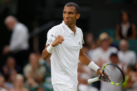 Ο Felix Auger-Aliassime πανηγυρίζει τη νίκη στο τέταρτο σετ κόντρα στον Novak Djokovic.