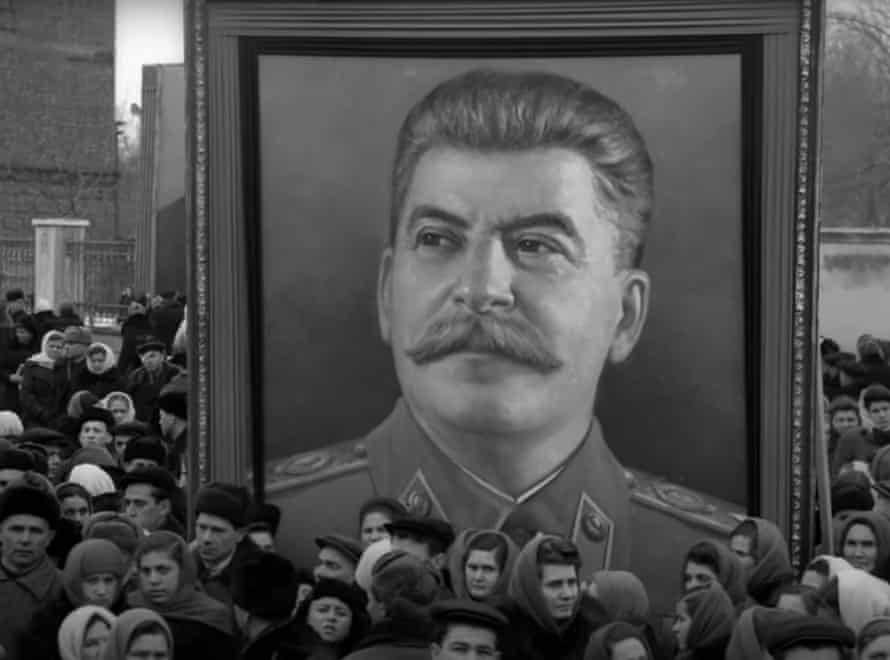 Les personnes en deuil portent le portrait de Staline
