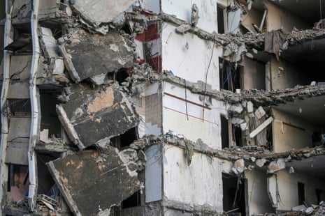 Una torre residencial destruida en el campo de refugiados de Al Nuseirat, Franja de Gaza.