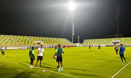 بازیکنان تیم ماکابی هیفا در ورزشگاه AEK Arena در لارناکای قبرس تمرین می کنند.