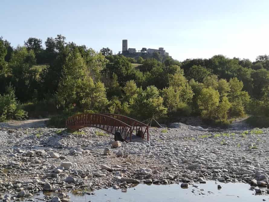 Une rivière asséchée et un pont vers nulle part, à San Giovanni in Galilea, Italie.