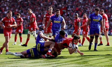 Blair Kinghorn touches down Toulouse’s third try.