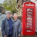 Paul dan Chris Czainski di luar Museum Warley, yang mereka kelola, bertempat di kotak telepon merah