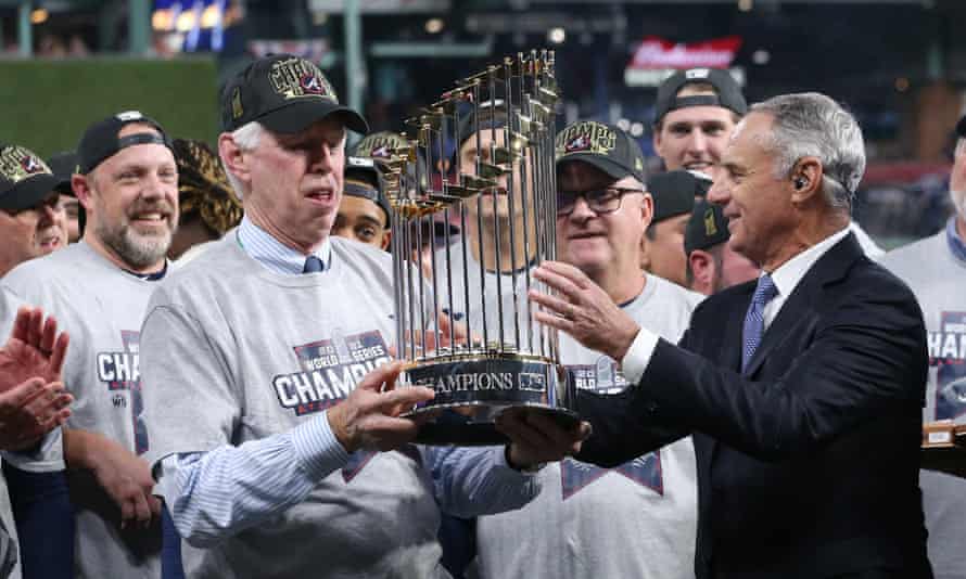 Rob Manfred überreicht Terry McGuirk, Präsident der Atlanta Braves, ein Stück Metall