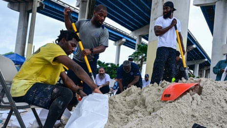 Florida zet zich schrap terwijl orkaan Milton verwachtte een krachtige stormvloed te ontketenen – video 