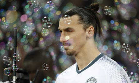 Manchester United S Zlatan Ibrahimovic Gives Marcus Rashford A Tutorial Manchester United The Guardian