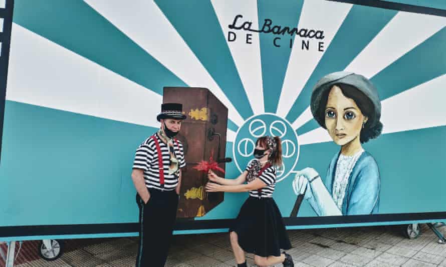 Cada proyección está empaquetada en al menos una ceremonia magistral para presentar la película.