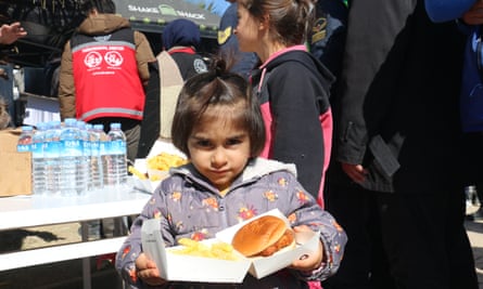 A girl with food handed out by Ergün Demiray’s volunteers in Adıyaman.