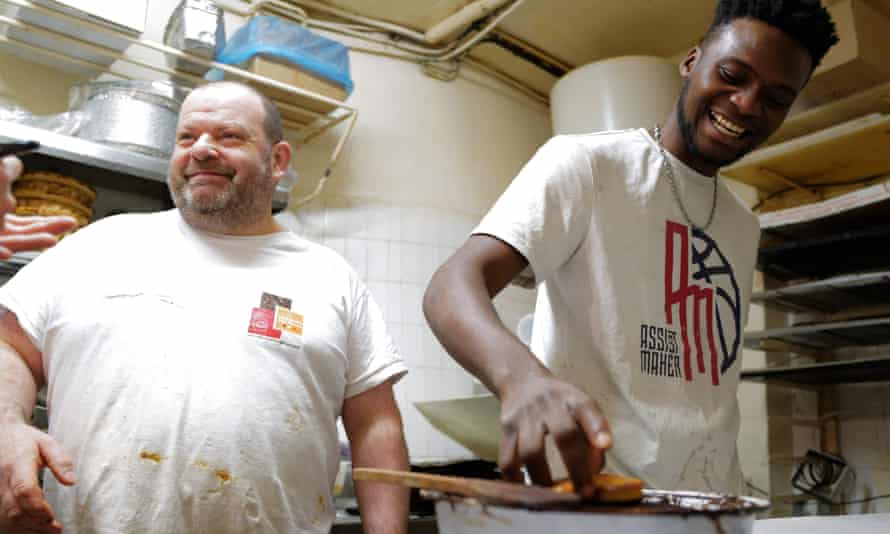Stephan Rafakle a travaillé avec le stagiaire guinéen Lay Fode Traoré en janvier 2021 après que la campagne du boulanger pour le sauver de la déportation s'est soldée par une victoire.