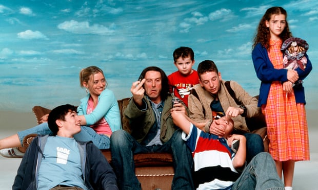 De gauche à droite : Jody Latham, Anne-Marie Duff, David Threlfall, Joseph Furnace, Gerard Kearns, Luke Tittensor et Rebecca Ryan dans Shameless.