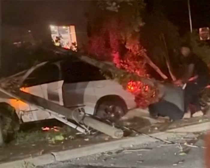 Army football player hailed a hero for saving man from flames after car crash – video