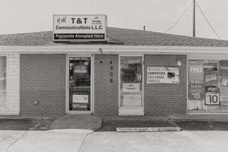 Justice of the peace court inside a cellphone repair story in Violet, Louisiana immersive-4-up