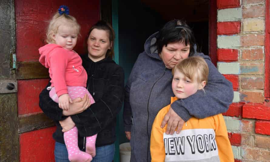 Yulia Mikhailenko with mother and daughters