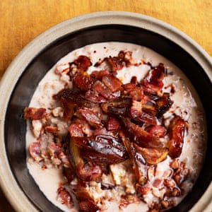 Rye porridge with dates and bacon.
