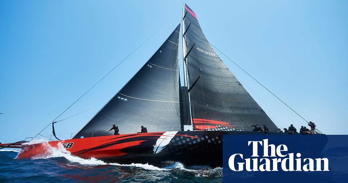 Comanche recovers from poor start to take Sydney to Hobart lead