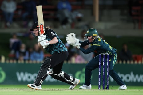 Georgia Plimmer dos White Ferns rebate durante o primeiro jogo.