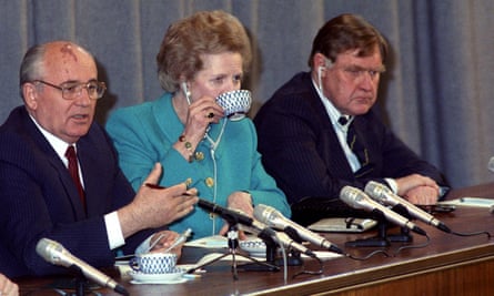 Bernard Ingham, à droite, avec le dirigeant soviétique Mikhaïl Gorbatchev et Margaret Thatcher lors d'une visite en Union soviétique en 1990.