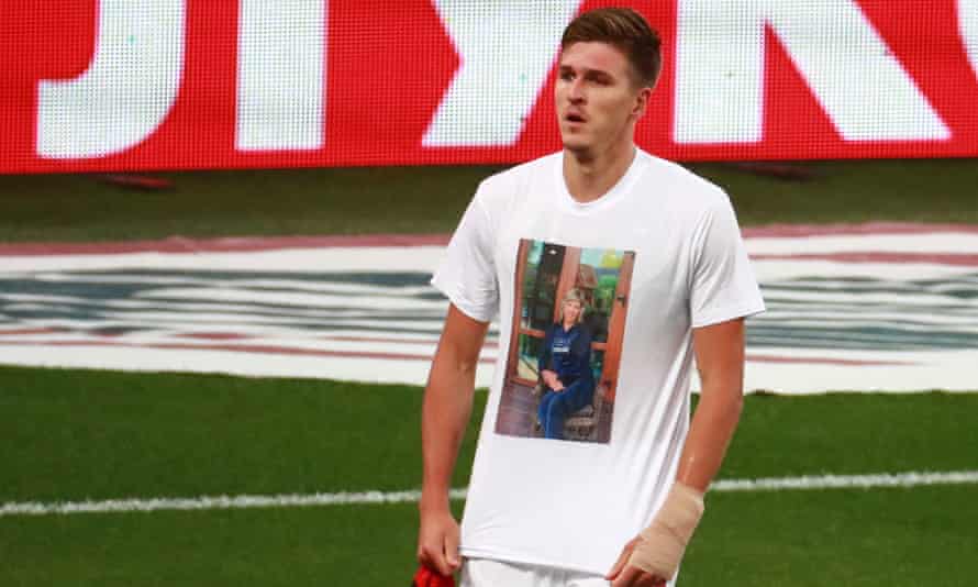 Соболев показывает футболку с фотографией своей покойной матери всего через несколько дней после того, как он умер против ФК Сочи в августе 2020 года.