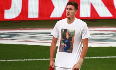 Sobolev shows a T-shirt with a photo his late mother on after scoring against FC Sochi in August 2020, just days after she had died.