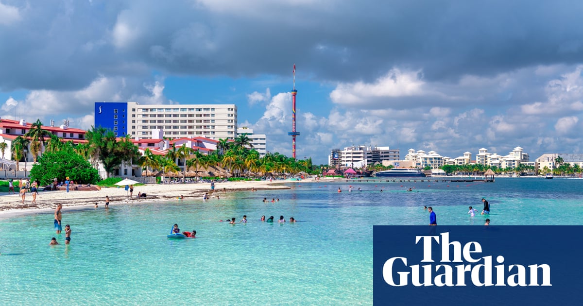 Two Cancúns collide as masked gunmen storm Yucatán beach Two Cancúns collide as masked gunmen storm Yucatán beach
