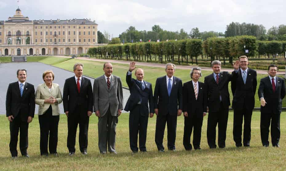 Romano Prodi, Angela Merkel, Tony Blair, Jacques Chirac, Vladimir Putin, George W Bush, Junichiro Koizumi, Stephen Harper, Matti Vanhanen and José Manuel Barroso posing for a family photo at the 2006 G8 meeting in St Petersburg.