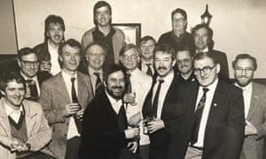 Prensa británica e irlandesa en la gira de los Leones de 1983 por Nueva Zelanda. Dave Rogers está detrás con el bigote caído.