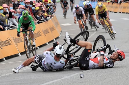 Tour de France 2021 - 3rd stageepa09308500 Australian rider Caleb Ewan (bottom R) of the Lotto Soudal team and Slovakian rider Peter Sagan (bottom L) of the Bora-Hansgrohe team crash shortly before the finish line of the 3rd stage of the Tour de France 2021 over 182.9 km from Lorient to Pontivy, France, 28 June 2021. EPA/CHRISTOPHE PETIT-TESSON