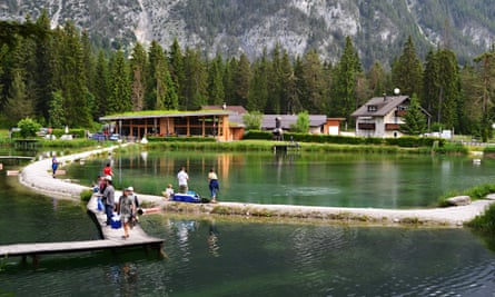 families playing and fishing at Weidachsee, Tirol