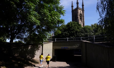 Les supporters suédois à l'ombre de l'église St Mary à Sheffield en route vers Bramall Lane lors de l'Euro féminin de l'année dernière