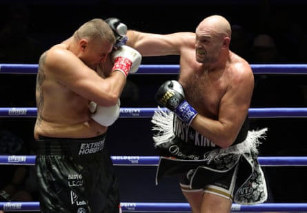 Tyson Fury punches Mariusz Wach