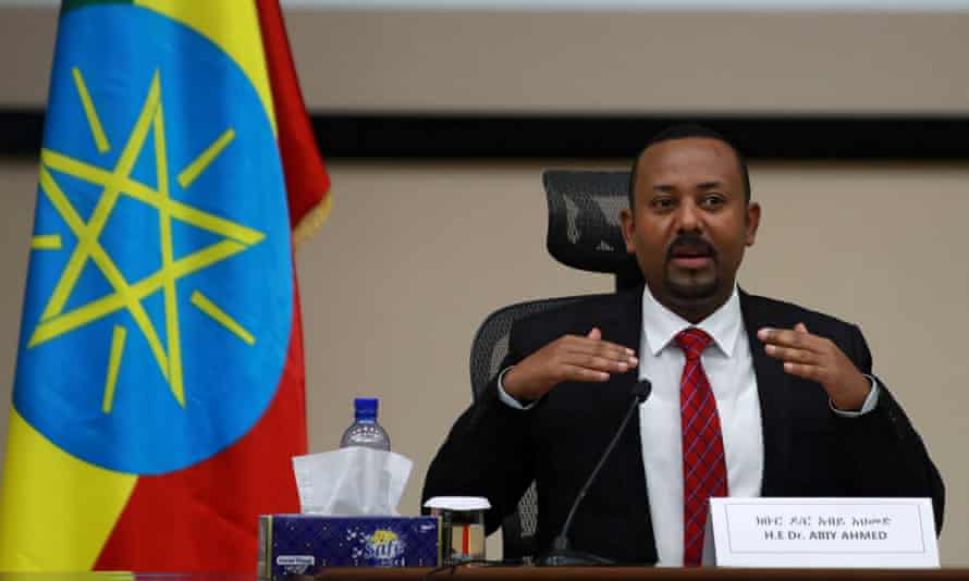 El primer ministro de Etiopía, Abiy Ahmed, habla durante una sesión de preguntas y respuestas con legisladores en Addis Abeba en noviembre.