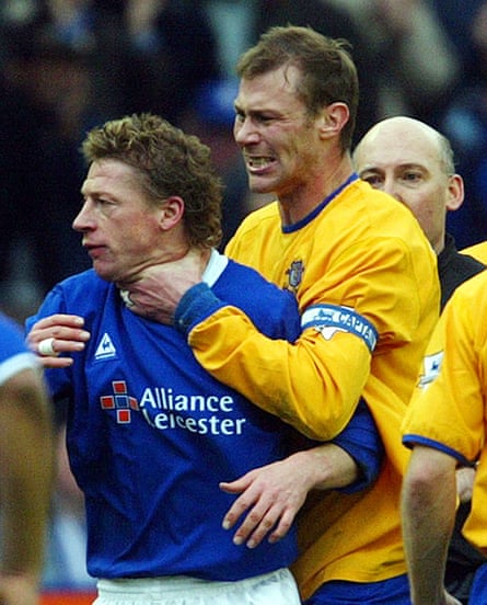 Duncan Ferguson grabs the neck of Leicester’s Steffen Freund.