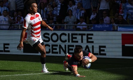 Mateo Carreras scores a try for Argentina.