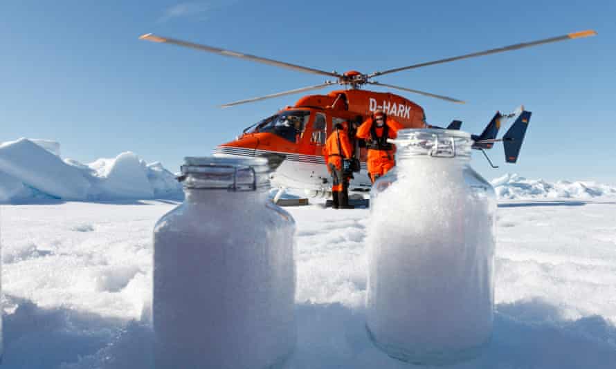 Os cientistas coletam amostras de neve acima do círculo ártico.