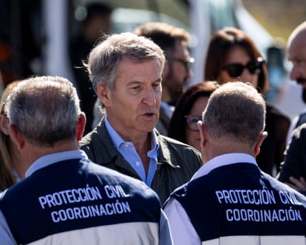 Alberto Núñez Feijóo speaks to rescue workers at the scene of the train crash in Spain.