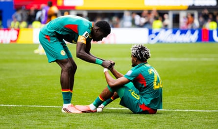 Ismaïla Sarr tries to console Ibrahim Mbaye after Senegal’s defeat by Belgium.