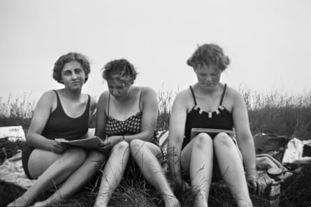 Young girls from Reich labor service at the lake. Lower Saxony-Central, Germany, 1935-39 taken by an unknown photographer