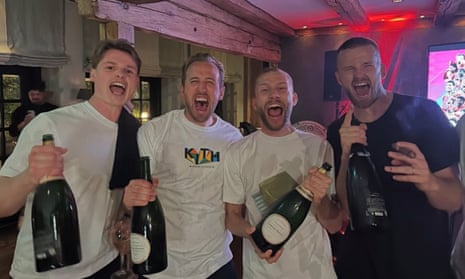 Phản ứng của Harry Kane khi lần đầu vô địch sau 1 thập kỷ trắng tay 4 Bayern Munich win Bundesliga for 33rd time to delight Kane and Kompany | Bayern Munich | The Guardian