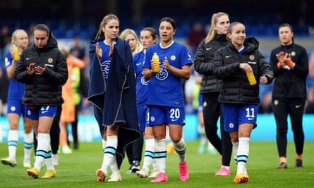 Les joueurs de Chelsea applaudissent le soutien à domicile à plein temps