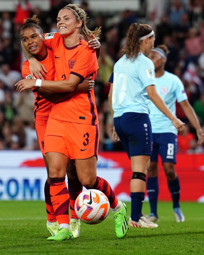 راشيل دالي لاعبة إنكلترا تحتفل بتسجيل هدفها الرابع مع نيكيتا باريس.